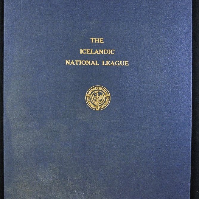 Mappa. Framan á henni stendur: The Icelandic National League og Þjóðræknisfélag Íslendinga í Vesturheimi. Inni í möppunni er skjal til staðfestingar því að Bjarni Benediktsson var gerður að heiðursfélaga Þjóðræknisfélagsins 17. febrúar 1965.