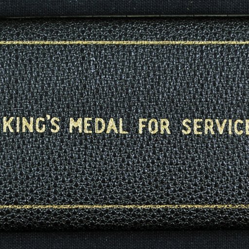 Askja með nælu og peningi. Á öskjunni stendur: King´s Medal for Service in the Cause of Freedom. Líklega hefur Bjarni Benediktsson fengið þessa bresku orðu á eftirstríðsárunum (sjá einnig öskju 8-1 nr. 10).