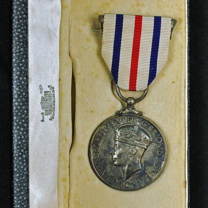 Á framhlið peningsins stendur: GEORGIVS VID G. BROMNREX ET INDIAEIMP.