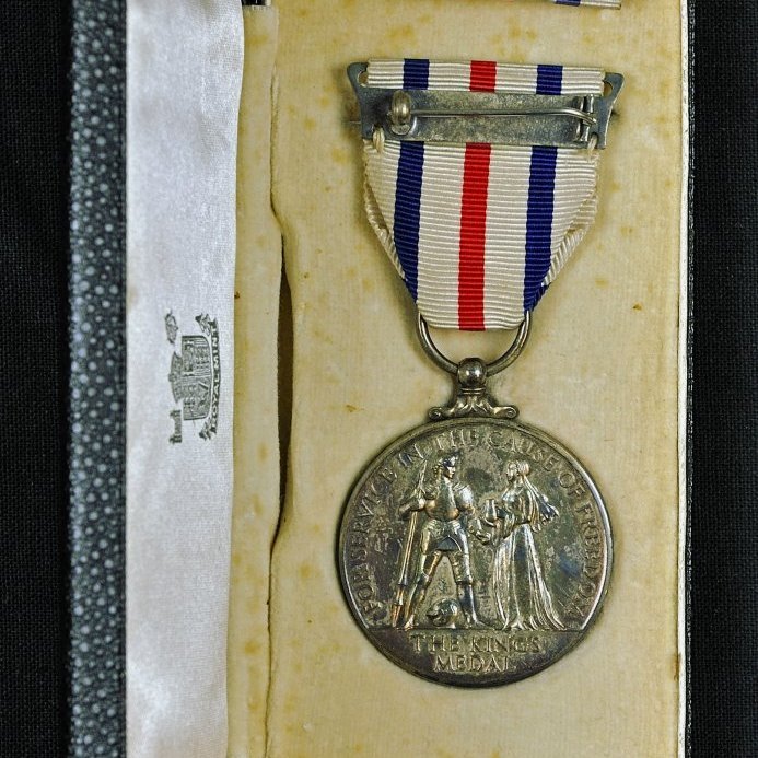Á bakhlið peningsins stendur: FOR SERVICE IV THE CAUSE OF FREEDOM. THE KINGS MEDAL.