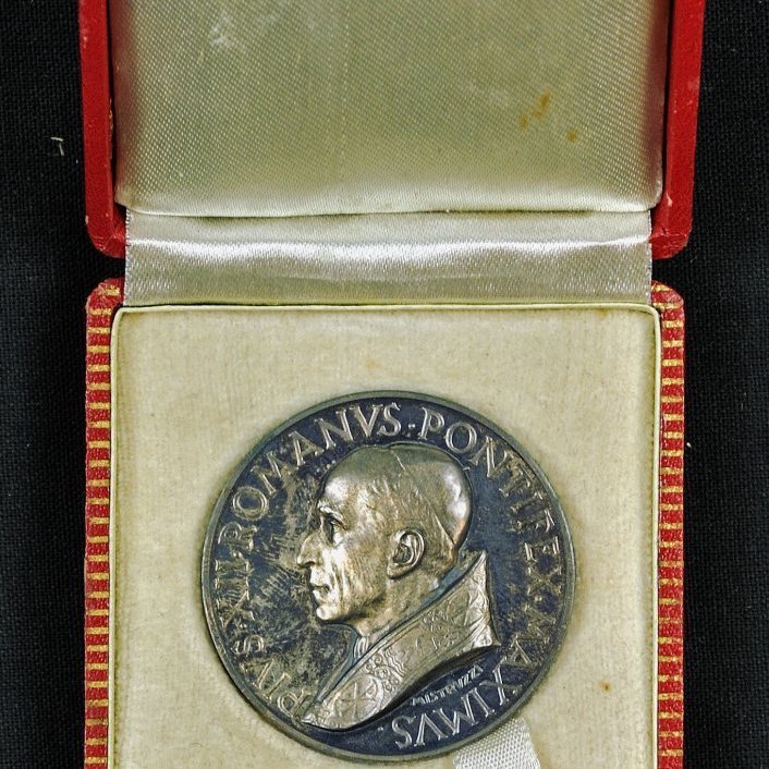 Á framhlið peningsins stendur: PIVS XII ROMANYS PONTIFEX MAXIMVS, MISTRVZZI.