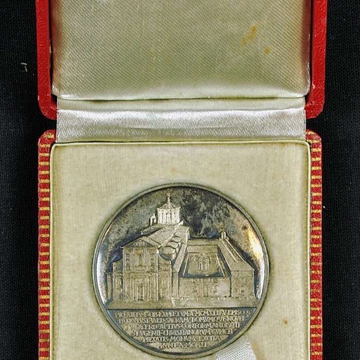 Á bakhlið peningsins gæti verið mynd af „Vadikaninu“ og áletrun.