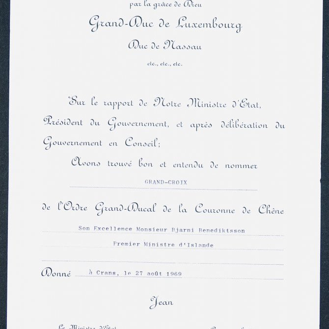 Í honum er skírteini dagsett 27. ágúst og bréf dagsett 15. desember 1969 frá Embassy of Luxemburg. Bréfið er staðfesting á orðu „The Grand Cross of the Oaken Crown“ sem Bjarni var sæmdur í Íslandsferð Pierre Werner forsætisráðherra Lúxemborgar í ágúst 1969 (sjá einnig öskju 8-1 nr. 9).