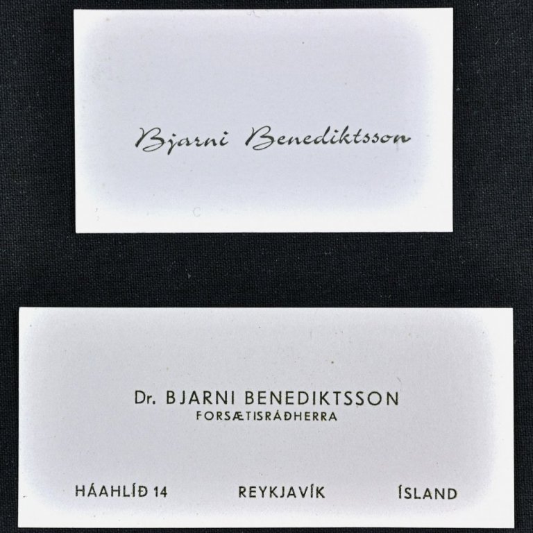 Umslag: Nafnspjöld Bjarna Benediktssonar.