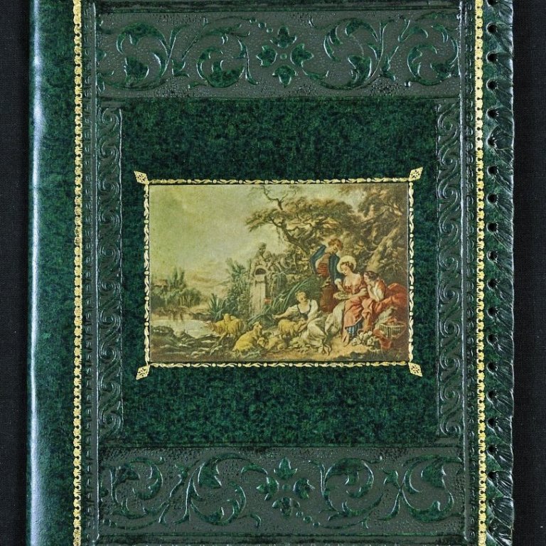 Mappa. Inniheldur kort með mynd af kettlingi og nafnspjald Eggerts Stefánssonar. Líklega hefur Eggert gefið Bjarna þessa möppu sem gæti verið ítölsk.