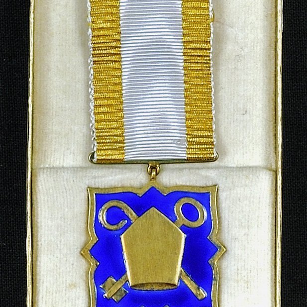 Á framhlið peningsins er mynd af mítri, en í kross fyrir aftan það bagli og tvískeggja lykill.