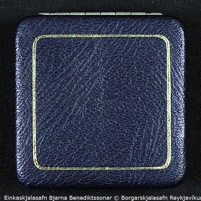 Askja með peningi. Peningurinn var gefin út af Seðlabanka Íslands í tilefni af 150 ára afmæli Jóns Sigurðssonar 1961.