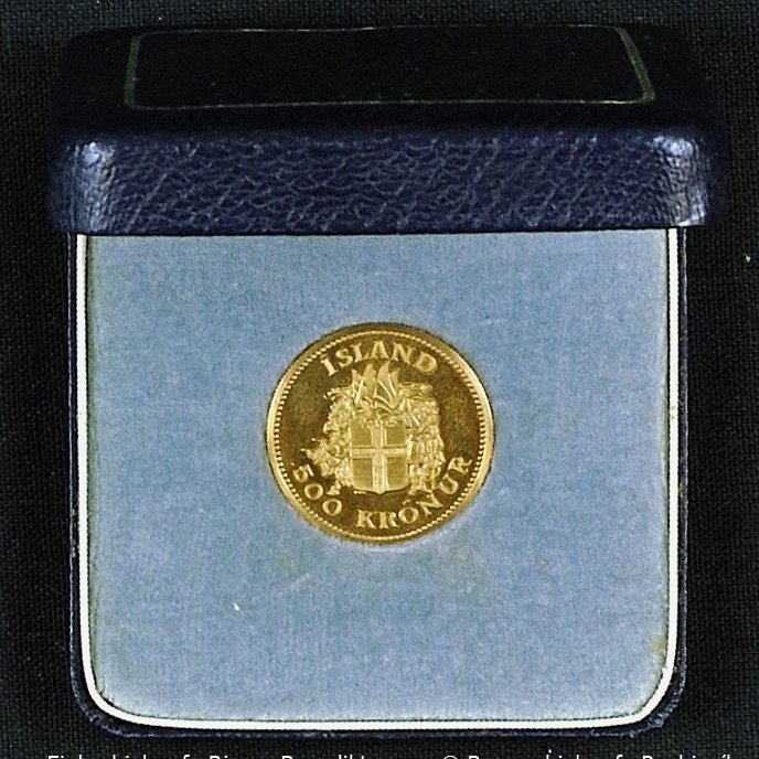 Á framhlið peningsins er: Skjaldarmerki lýðveldisins og ritað ÍSLAND 500 krónur.