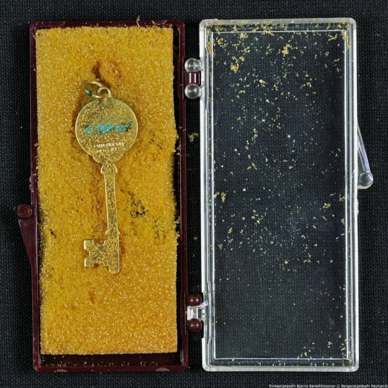 Á bakhlið lykilsins stendur 8.20.64. Bjarni Benediktsson og fjölskylda fóru til Ameríku 1964, lykillinn gæti verið úr þeirri för.