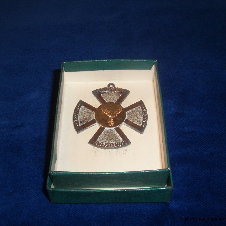 Askja með stjörnu. Á framhlið stjörnunnar er mynd af erni og þar stendur VÖRÐUR REYKJAVÍK 1926-1951. LandsmálafélagiðVörður í Reykjavík varð 25 ára 1951.