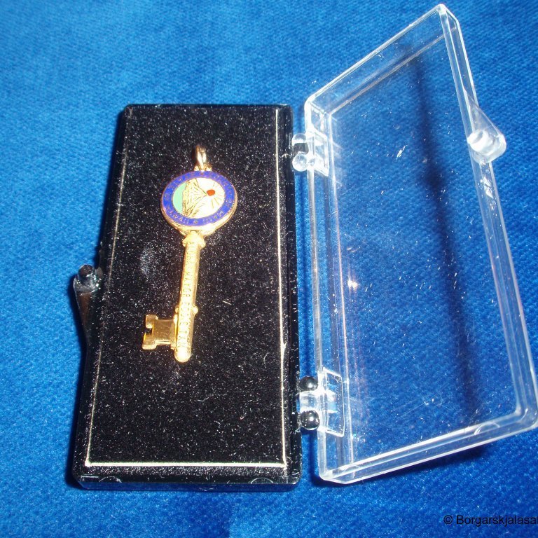 Askja með lykli. Á lyklinum stendur: COUNTRY OF MAUI, STATE OF HAWAII.