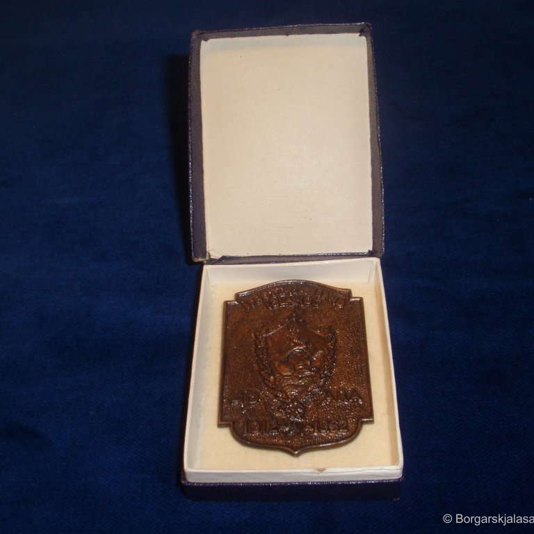 Askja með merki. Á framhlið stendur: ÍÞRÓTTASAMBAND ÍSLANDS 40 ÁRA 1912-1952.