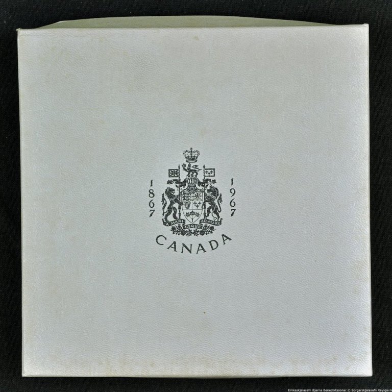 Askja.

Í henni er önnur askja, rauð.

Á öskjunum stendur: Canada 1867-1967.

Í öskjunni eru 7 peningar eru í öskjunni, ROYAL CANADIAN MINT, OTTAWA. Framhlið.

Í öskjunni eru 7 peningar eru í öskjunni, ROYAL CANADIAN MINT, OTTAWA. Bakhlið.