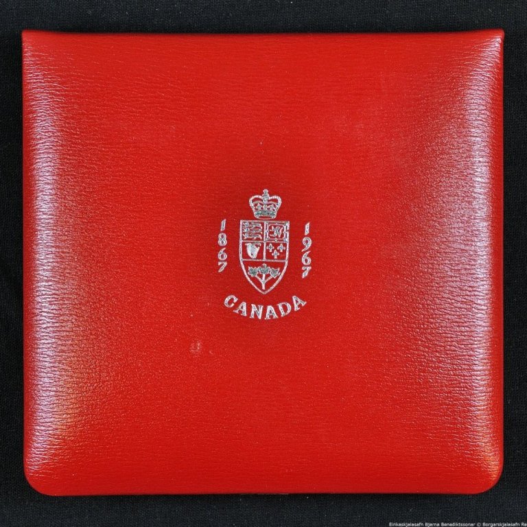 Askja.

Í henni er önnur askja, rauð.

Á öskjunum stendur: Canada 1867-1967.

Í öskjunni eru 7 peningar eru í öskjunni, ROYAL CANADIAN MINT, OTTAWA. Framhlið.

Í öskjunni eru 7 peningar eru í öskjunni, ROYAL CANADIAN MINT, OTTAWA. Bakhlið.