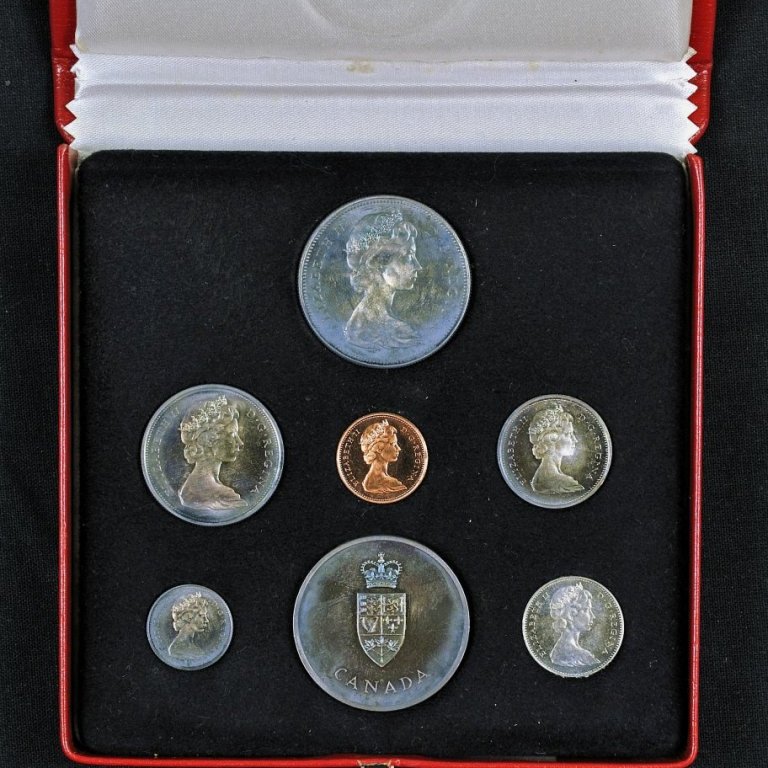 Askja.

Í henni er önnur askja, rauð.

Á öskjunum stendur: Canada 1867-1967.

Í öskjunni eru 7 peningar eru í öskjunni, ROYAL CANADIAN MINT, OTTAWA. Framhlið.

Í öskjunni eru 7 peningar eru í öskjunni, ROYAL CANADIAN MINT, OTTAWA. Bakhlið.