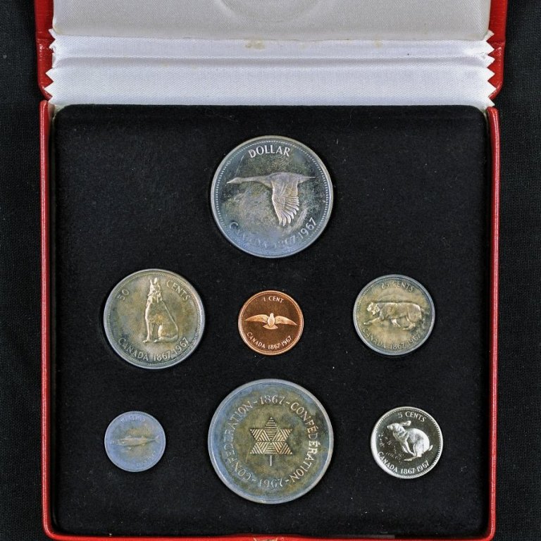 Askja.

Í henni er önnur askja, rauð.

Á öskjunum stendur: Canada 1867-1967.

Í öskjunni eru 7 peningar eru í öskjunni, ROYAL CANADIAN MINT, OTTAWA. Framhlið.

Í öskjunni eru 7 peningar eru í öskjunni, ROYAL CANADIAN MINT, OTTAWA. Bakhlið.
