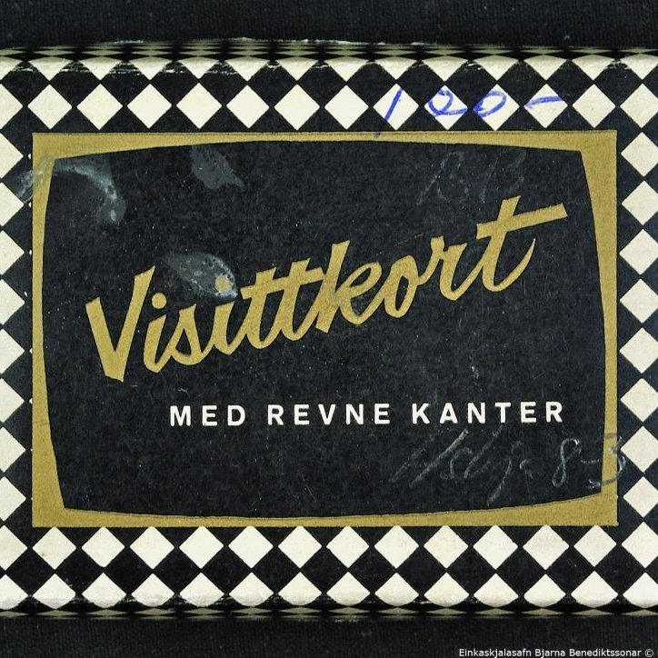 Askja.

Á öskjunni stendur: „Visittkort með revne kanter“ og í henni eru nafnspjöld Bjarna

Benediktssonar.