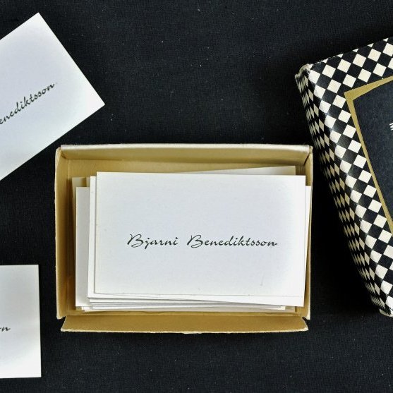 Askja.

Á öskjunni stendur: „Visittkort með revne kanter“ og í henni eru nafnspjöld Bjarna

Benediktssonar.