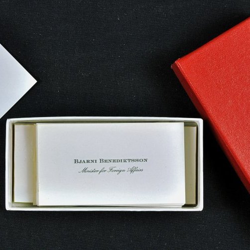 Askja.

Nafnspjöld: Bjarni Benediktsson, Minister for Foreign Affairs.

Hvít spjöld með íslenska skjaldarmerkinu.