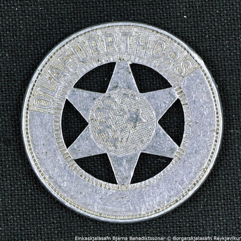 Askja með hring og stjörnu.

Á hringnum stendur: ÓLAFUR THORS og á stjörnunni stendur: LUCKY

Á bakhlið stendur meðal annars: HARVARD, JAMESTOWN, N. Y.