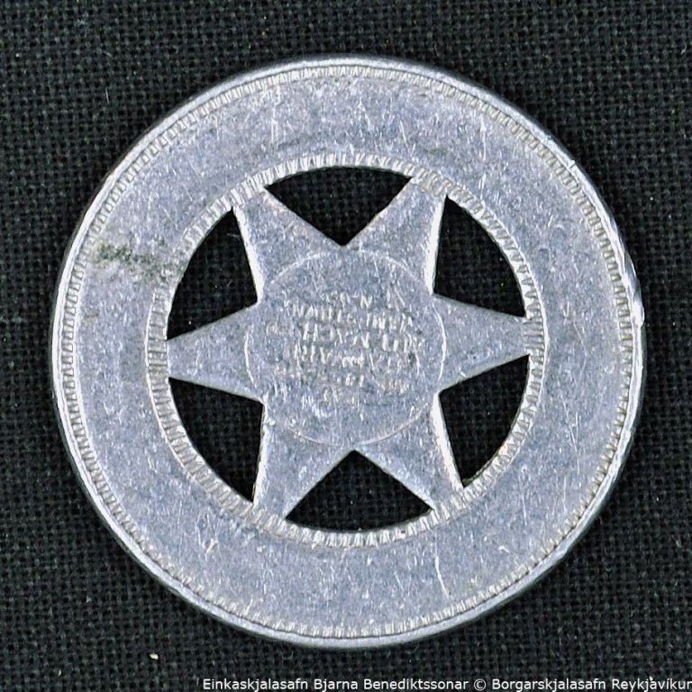 Askja með hring og stjörnu.

Á hringnum stendur: ÓLAFUR THORS og á stjörnunni stendur: LUCKY

Á bakhlið stendur meðal annars: HARVARD, JAMESTOWN, N. Y.