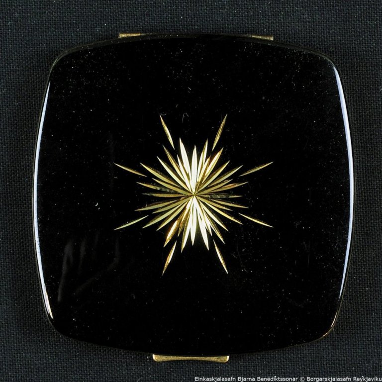 Púðurdós, svört og gyllt.