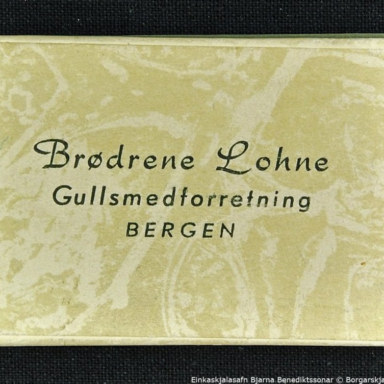 Askja með merki.

 

Á merkinu stendur: Frjálsíþróttasamband Íslands. 1955. Landskeppni Holland-Ísland.