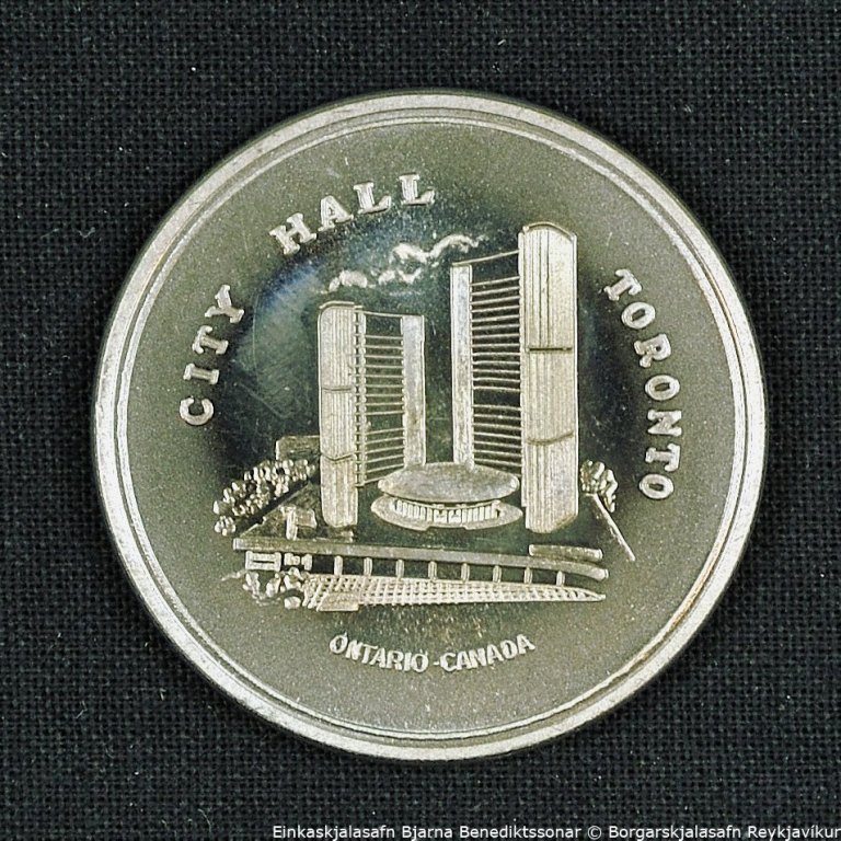 Peningur. Á framhlið peningsins stendur: CITY OF TORONTO. PRESENTED ON OCCASION OF VISIT TO CITY HALL. Á bakhlið peningsins stendur: CITY HALL TORONTO ONTARIO CANADA.