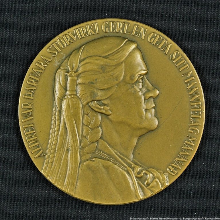 Peningur. Á framhlið peningsins stendur: ALDREI VAR ÞARFARA STÓRVIRKI GERT EN GETA SITT MANNFÉLAG MANNAÐ. Á bakhlið peningsins stendur: VERÐLAUN ELÍNAR BRIEM.