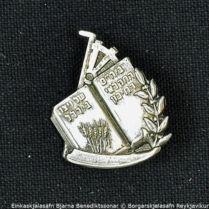 Næla. Líklega ísraelsk eða rússnesk.