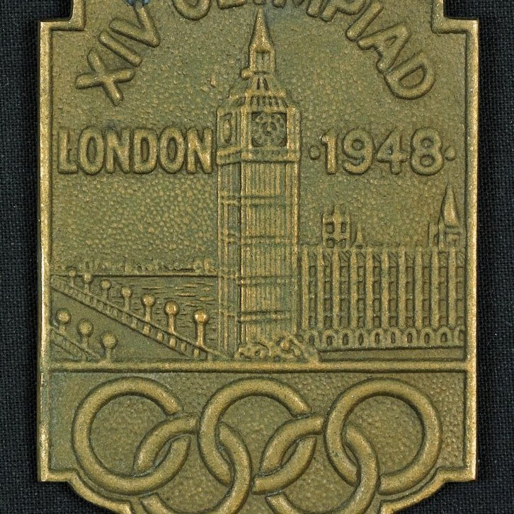 Merki. Á framhlið merkisins stendur: XIV OLYMPIAD LONDON 1948. Á bakhlið er mynd af ólympíukeppanda.