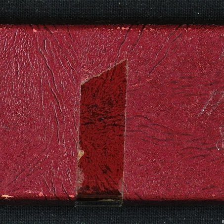 Askja.

Í henni eru þrjár nælur með smellum fyrir merki, lítil járnstöng með götum og næla

fyrir barmmerki.