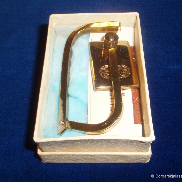 Askja með töskuhaldara.

Á öskjunni stendur: F. J. F. A.