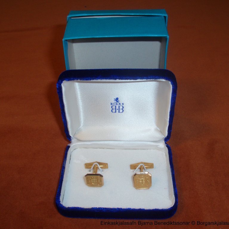 Askja merkt BIRKS.

Í öskjunni er eitt par af ermahnöppum, áletrun og myndir eru á hnöppunum. Ermahnapparnir

eru líklega frá Kanada.