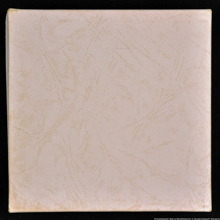 Askja með skál.

Á skálina er ritað: ÍSAFJÖRÐUR 26. janúar 1866 til 26. janúar 1966. Skálin var framleitt í tilefni af 100 ára afmæli Ísafjarðar 1966. Botn skálinnar.