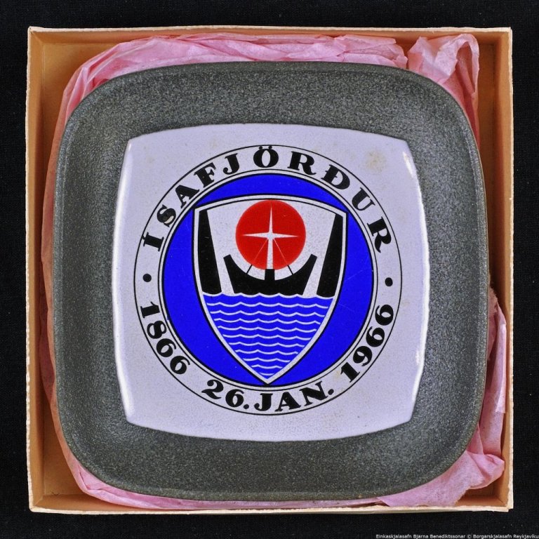 Askja með skál.

Á skálina er ritað: ÍSAFJÖRÐUR 26. janúar 1866 til 26. janúar 1966. Skálin var framleitt í tilefni af 100 ára afmæli Ísafjarðar 1966. Botn skálinnar.