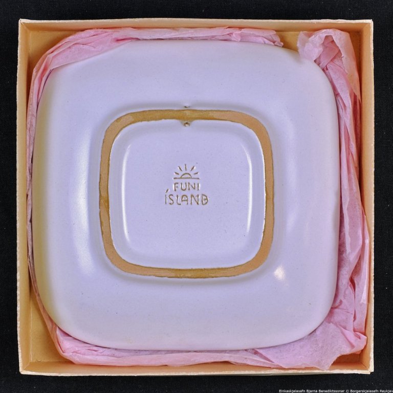 Askja með skál.

Á skálina er ritað: ÍSAFJÖRÐUR 26. janúar 1866 til 26. janúar 1966. Skálin var framleitt í tilefni af 100 ára afmæli Ísafjarðar 1966. Botn skálinnar.