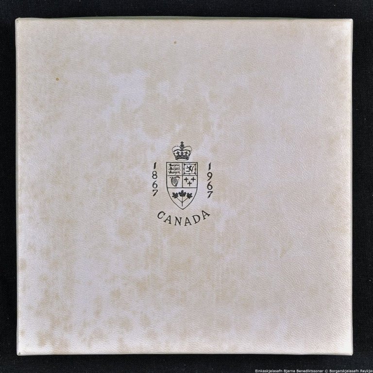 Askja.

Í henni er önnur askja, svört.

Á báðum öskjunum stendur: Canada 1867-1967.

7 peningar eru í öskjunni, ROYAL CANADIAN MINT, OTTAWA, framhlið.

7 peningar eru í öskunni - bakhlið.