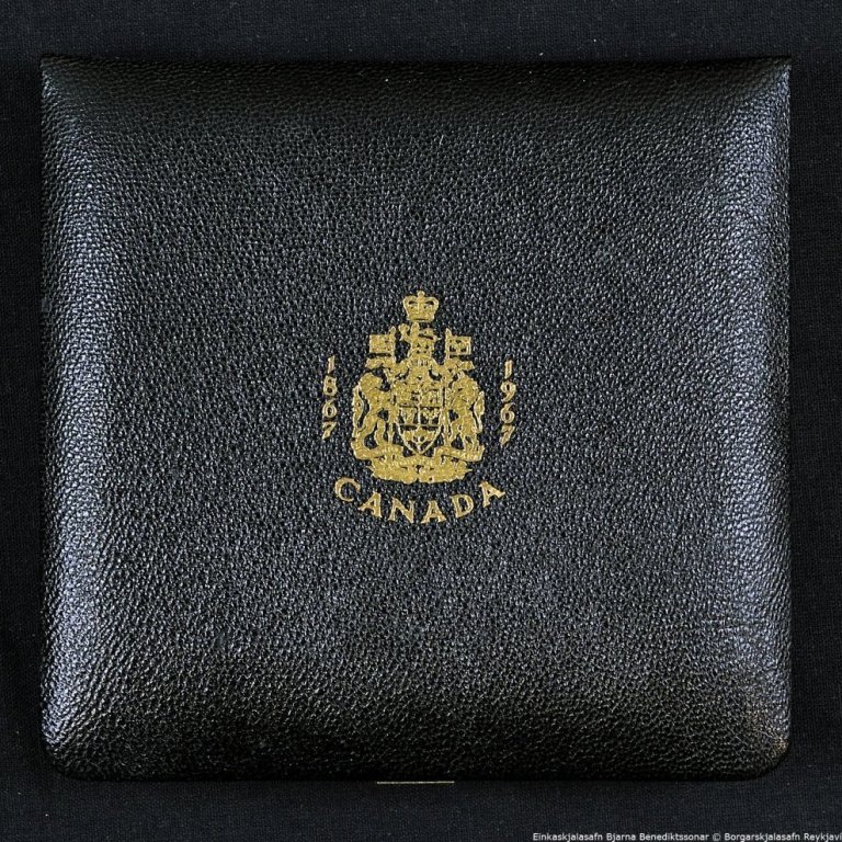 Askja.

Í henni er önnur askja, svört.

Á báðum öskjunum stendur: Canada 1867-1967.

7 peningar eru í öskjunni, ROYAL CANADIAN MINT, OTTAWA, framhlið.

7 peningar eru í öskunni - bakhlið.