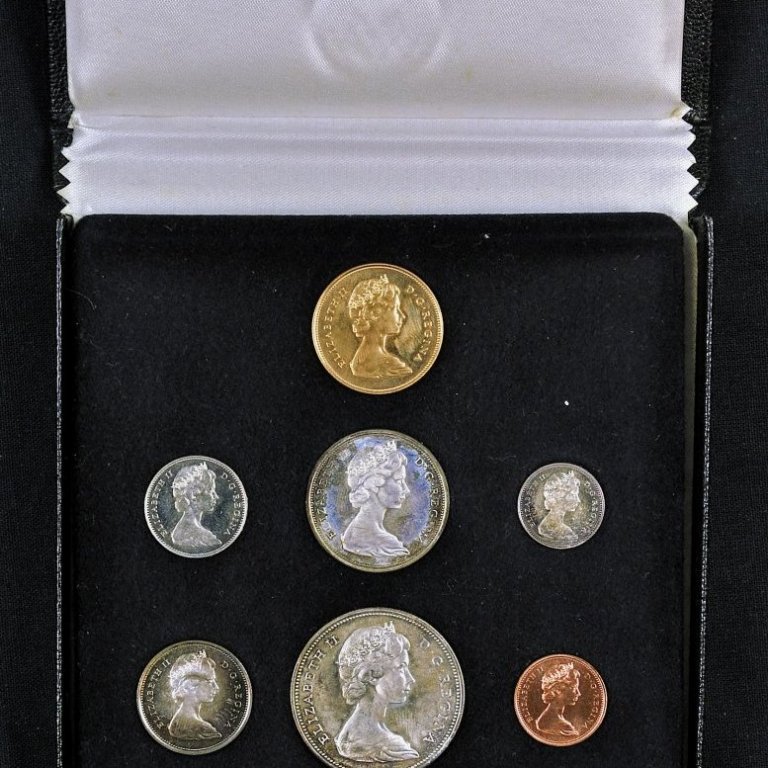 Askja.

Í henni er önnur askja, svört.

Á báðum öskjunum stendur: Canada 1867-1967.

7 peningar eru í öskjunni, ROYAL CANADIAN MINT, OTTAWA, framhlið.

7 peningar eru í öskunni - bakhlið.