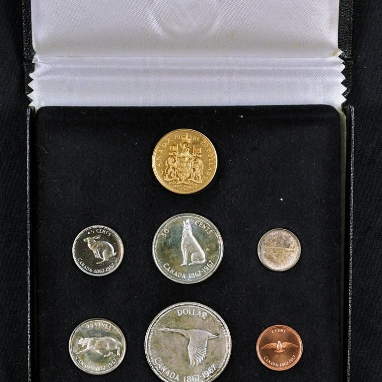 Askja.

Í henni er önnur askja, svört.

Á báðum öskjunum stendur: Canada 1867-1967.

7 peningar eru í öskjunni, ROYAL CANADIAN MINT, OTTAWA, framhlið.

7 peningar eru í öskunni - bakhlið.