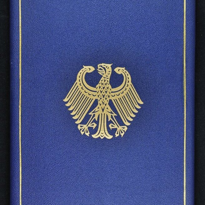 Askja.

Á henni stendur meðal annars: Reykjavík von 13. januar 1955.

Inni í henni er önnur askja, blá, með merki þýska arnarins.

Í þeirri öskju er þýskur stórriddarakross með heiðursborða og stjarna „Das Großkreuz mit Stern“. Í lítilli öskju er hnappur stórriddarakross með stjörnu (sjá einnig öskju 8-1),- Verdienstorden der Bundesrepublik Deutschland. Das Großkreuz mit Stern.