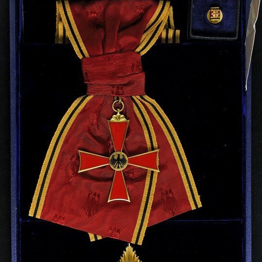 Askja.

Á henni stendur meðal annars: Reykjavík von 13. januar 1955.

Inni í henni er önnur askja, blá, með merki þýska arnarins.

Í þeirri öskju er þýskur stórriddarakross með heiðursborða og stjarna „Das Großkreuz mit Stern“. Í lítilli öskju er hnappur stórriddarakross með stjörnu (sjá einnig öskju 8-1),- Verdienstorden der Bundesrepublik Deutschland. Das Großkreuz mit Stern.