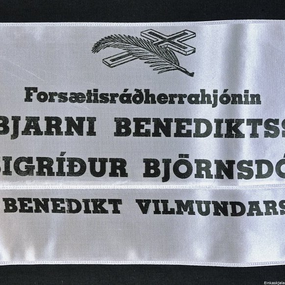Borði 1: Forsetisráðherrahjónin Dr. Bjarni Benediktsson, Frú Sigríður Björnsdóttir og Benedikt Vilmundarson. Hinzta kveðja, Ingvar Vilhjálmsson og fjölskylda.