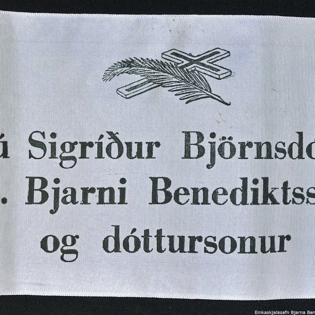 Borði 3: Frú Sigríður Björnsdóttir, Dr. Bjarni Benediktsson, og dóttursonur. Hinzta kveðja, frá Steinunni og Jóni Hjartarsyni.