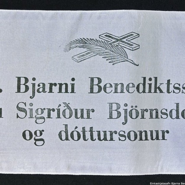 Borði 5: Dr. Bjarni Benediktsson, Frú Sigríður Björnsdóttir, og dóttursonur. Hinzta kveðja, frá íþróttasambandi Íslands.