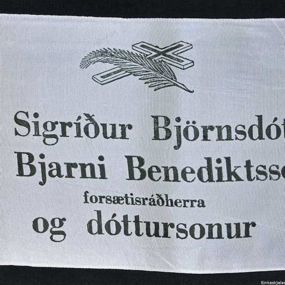 Borði 7: Frú Sigríður Björnsdóttir, Dr. Bjarni Benediktsson, forsætisráðherra, og dóttursonur. Hinzta kveðja, Elín og Hannes Kjartansson.