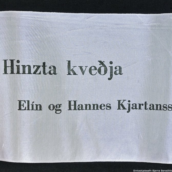 Borði 7: Frú Sigríður Björnsdóttir, Dr. Bjarni Benediktsson, forsætisráðherra, og dóttursonur. Hinzta kveðja, Elín og Hannes Kjartansson.