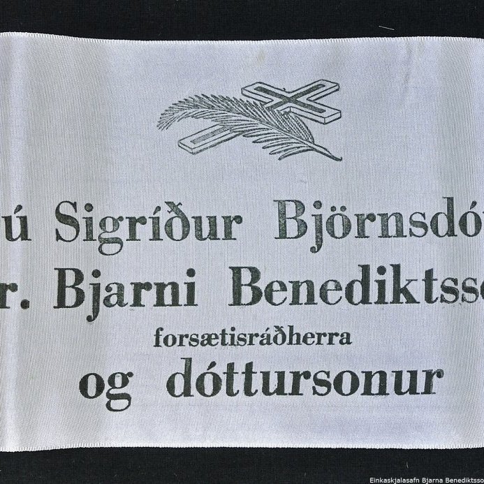 Borði 12: Frú Sigríður Björnsdóttir, Dr. Bjarni Benediktsson, forsætisráðherra, og dóttursonur. Hinzta kveðja, Dorothy og Grettir L Jóhannsson, aðalræðismaður, Winnipeg.