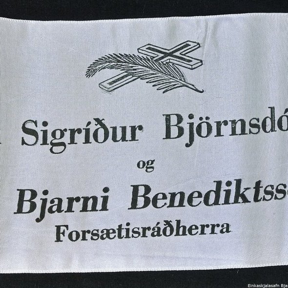 Borði 15: Frú Sigríður Björnsdóttir, og, Dr. Bjarni Benediktsson, Forsætisráðherra. Kveðja, Frá Framsóknarflokknum.
